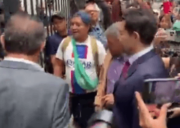 ‘Si quieres morir, al ISSSTE debes ir’; le gritan a Martí Batres en Segob