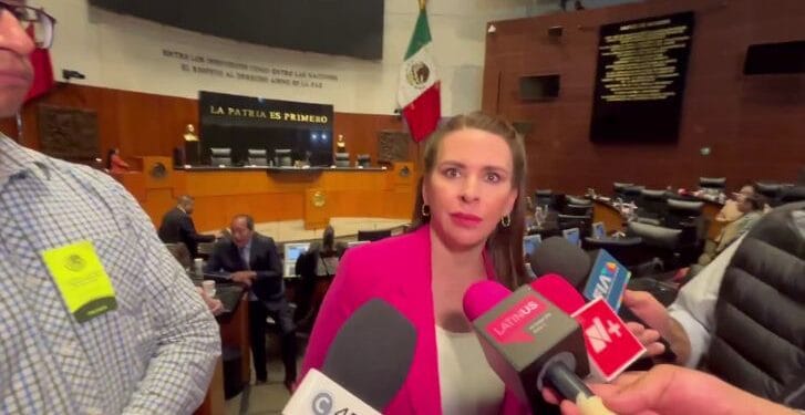 Senadora llama 'nalgas prontas' a ex priistas que apoyan a la 4T