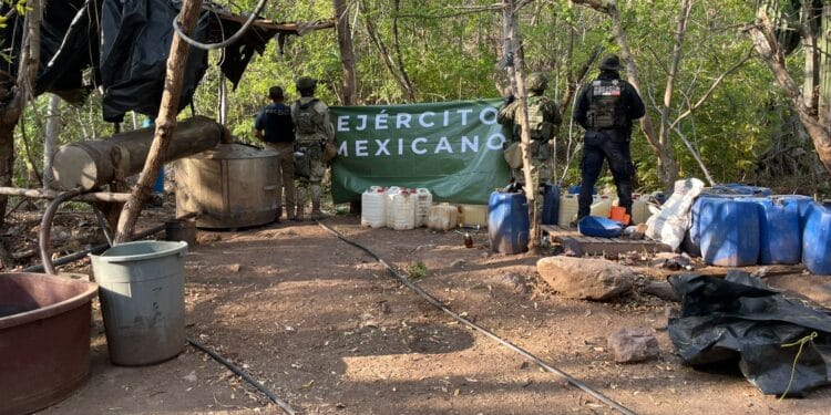 Aseguran laboratorio para elaboración de metanfetamina en Huetamo