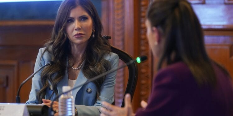 Kristi Noem señala a Sheinbaum de provocar protestas en Los Ángeles