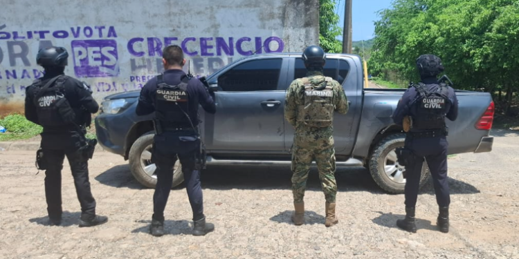 Aseguran fusiles y camioneta en brecha de Lázaro Cárdenas