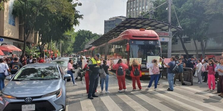 Protestan en CDMX trabajadores del Sanatorio Trinidad por despidos