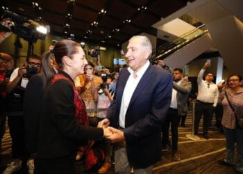 Desaparece senador Adán Augusto; lo arropan morenistas