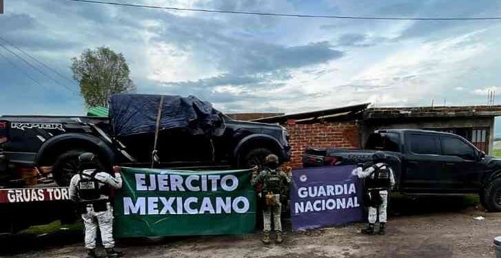 En Tangancícuaro aseguran dos camionetas y dosis de droga