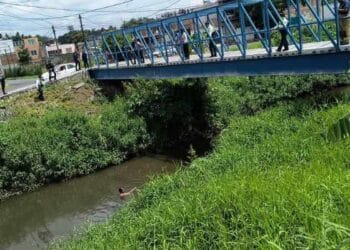Un hombre que estaba dentro del Río Grande fue rescatado