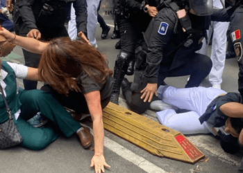 Acusan represión en protesta de médicos del IMSS Bienestar en CDMX