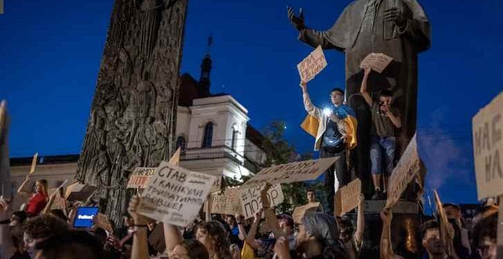 Protestas en Ucrania por controvertida ley que limita autonomía de organismos anticorrupción