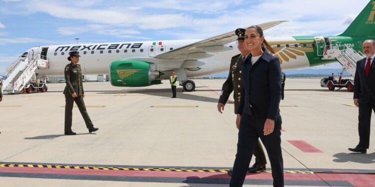 Sheinbaum recibe primer avión Embraer E195-E2 de Mexicana
