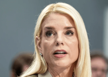 Van por médicos que hacen cirugías trans en menores de dad