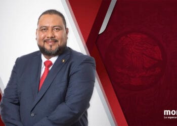 Diputado de Morena vota desde vuelo y olvida apagar el micrófono