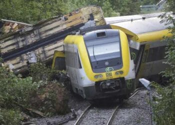 En Alemania tres personas murieron tras descarrilamiento de tren