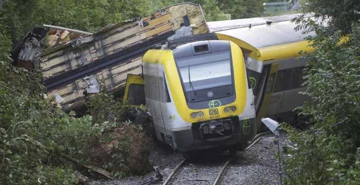 En Alemania tres personas murieron tras descarrilamiento de tren