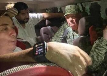 Circula imagen de supuesto integrante del Cártel del Noreste junto a militares