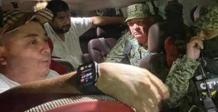 Circula imagen de supuesto integrante del Cártel del Noreste junto a militares