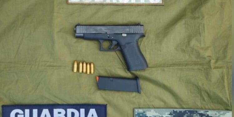 Aseguran a menor de edad armado en Apatzingán