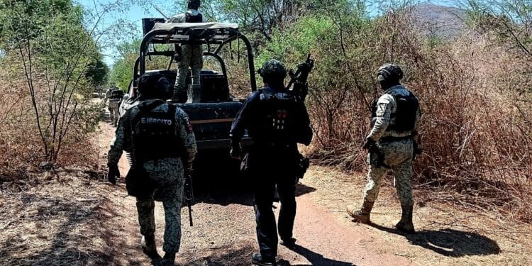 Abaten a gatillero y detienen a “El Enano” y al “Peso Pluma”