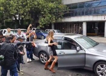 Una turba agrede a ‘Lady Racista’