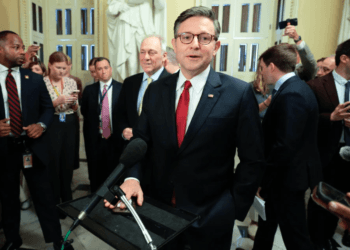 Pasa, por poco, el paquete económico de Donald Trump