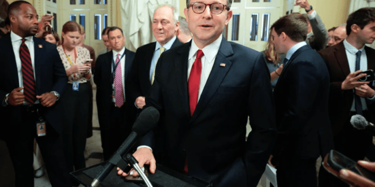 Pasa, por poco, el paquete económico de Donald Trump