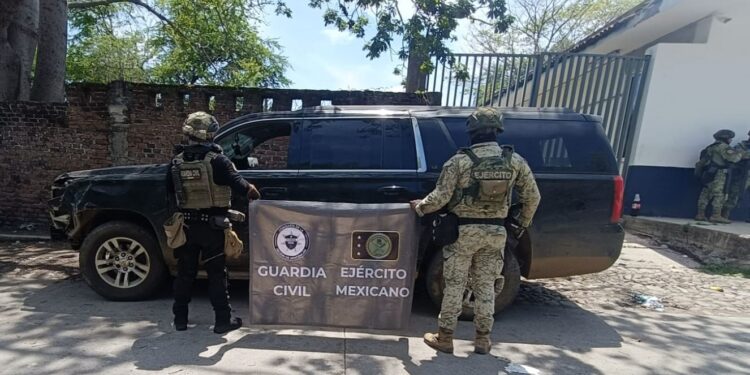Encuentran suburban cargada de armas en Tierra Caliente