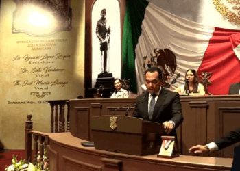 Congreso homenajea al exfiscal que renunció