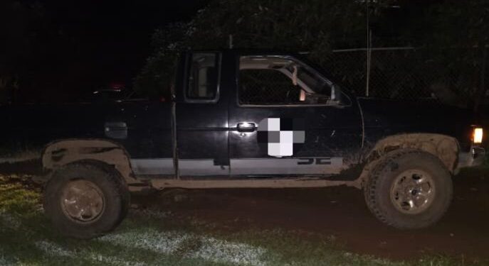 Aseguran dos camionetas con siglas del CJNG y droga en Uruapan