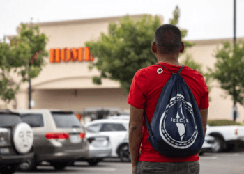 Ubican en EU a migrantes en estacionamientos de Home Depot
