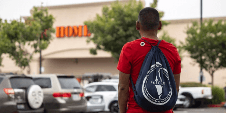 Ubican en EU a migrantes en estacionamientos de Home Depot