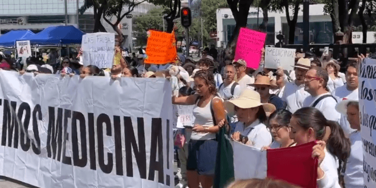 Exigen medicinas en el sector público con marcha