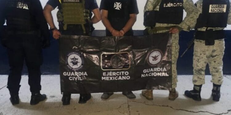 Detienen a hombre con más de un kilo de metanfetamina en Apatzingán