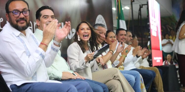 Diputada de Morelia rinde informe en Lázaro Cárdenas y genera cuestionamientos