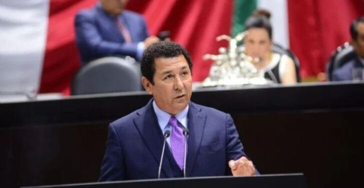 Diputado federal Mario López Hernández permanece retenido por autoridades migratorias en Texas