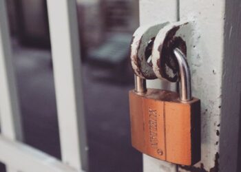 Reforma a la Ley de Amparo genera divisiones en Morena 