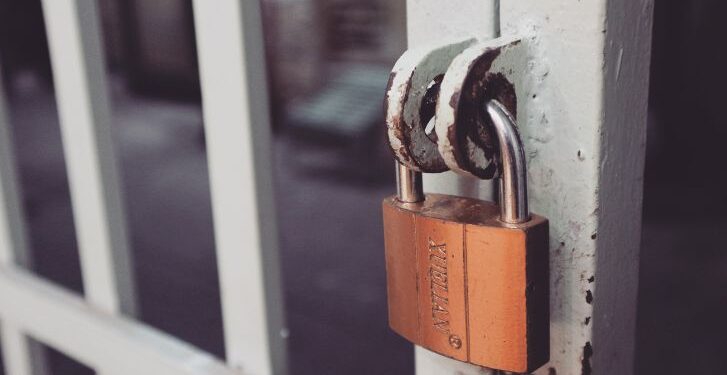 Reforma a la Ley de Amparo genera divisiones en Morena