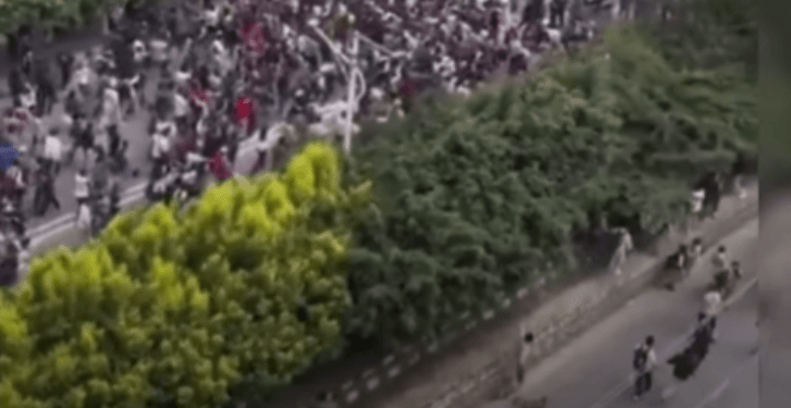 Protestas en Nepal: manifestantes incendian el Parlamento y residencias de líderes políticos