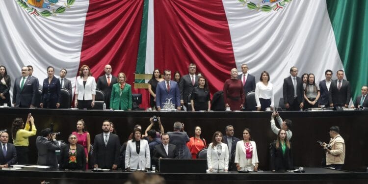 Entregan primer informe de Claudia Sheinbaum; así lo recibieron