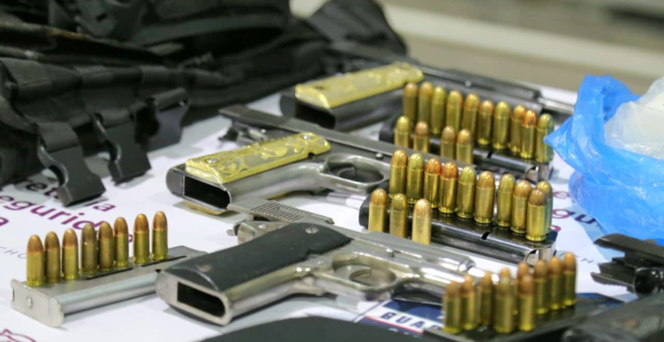 Fuerzas estatales y federales aseguran a 8 personas, armamento y droga en Puruándiro