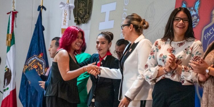 Morenista Carolina Rangel, invitada especial en la Facultad de Economía