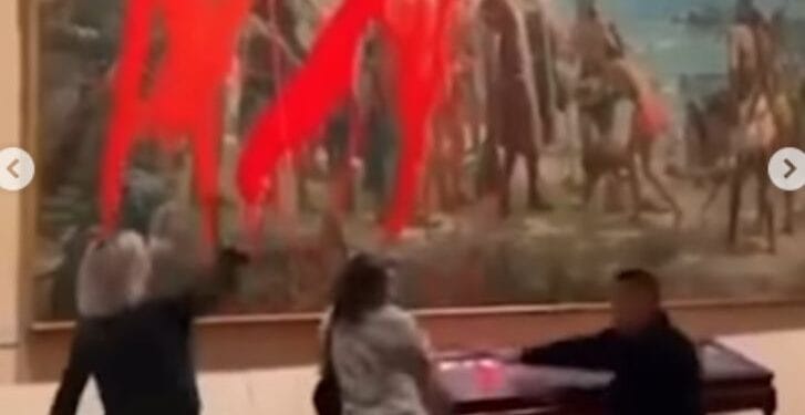 Activistas de Futuro Vegetal vandalizan obra sobre Cristóbal Colón en el Museo Naval de Madrid