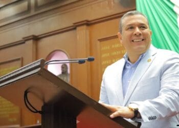 Juan Carlos Barragán presenta iniciativa para que maestras y maestros no sean criminalizados por cumplir su deber