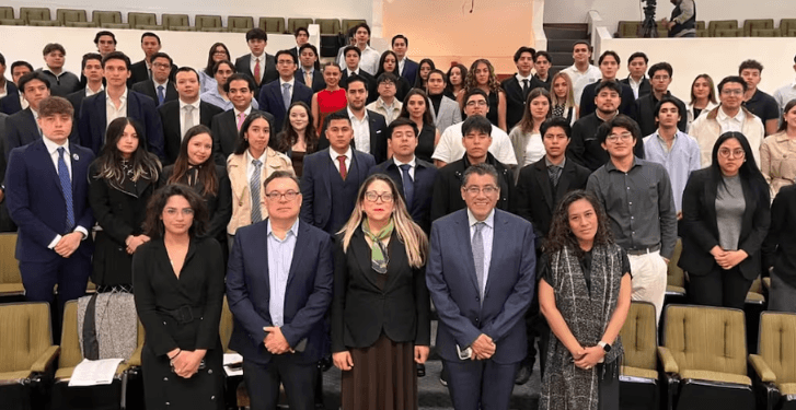 Hijo menor de AMLO, participa en parlamento juvenil en el Senado
