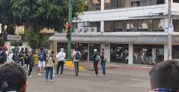 Morelia presa de los normalistas debe soportar actos vandálicos