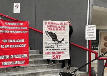Protestan trabajadores del SAT por recortes, exceso de trabajo y nepotismo