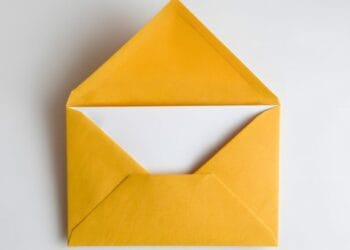 Funcionaria de Migración Colombia condenada por sobornos; lo recibía en sobres amarillos