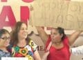 Madre pide justicia por su hija se desploma en acto de Rocío Nahle