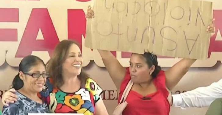 Madre pide justicia por su hija se desploma en acto de Rocío Nahle