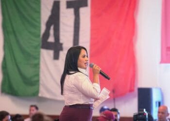Modifican bandera nacional para ponerle “4T” en evento de Gladyz