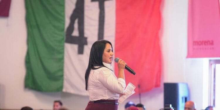 Modifican bandera nacional para ponerle “4T” en evento de Gladyz
