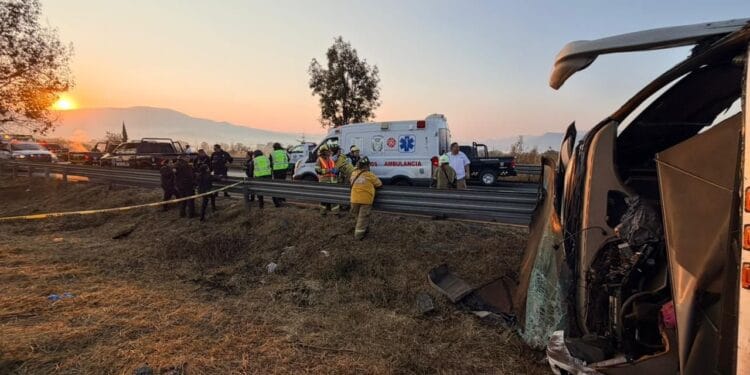 7 fallecidos y 17 lesionados en volcadura sobre la carretera Morelia-Pátzcuaro