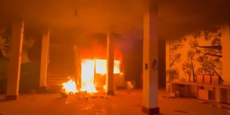 Queman Palacio Municipal de Apatzingán